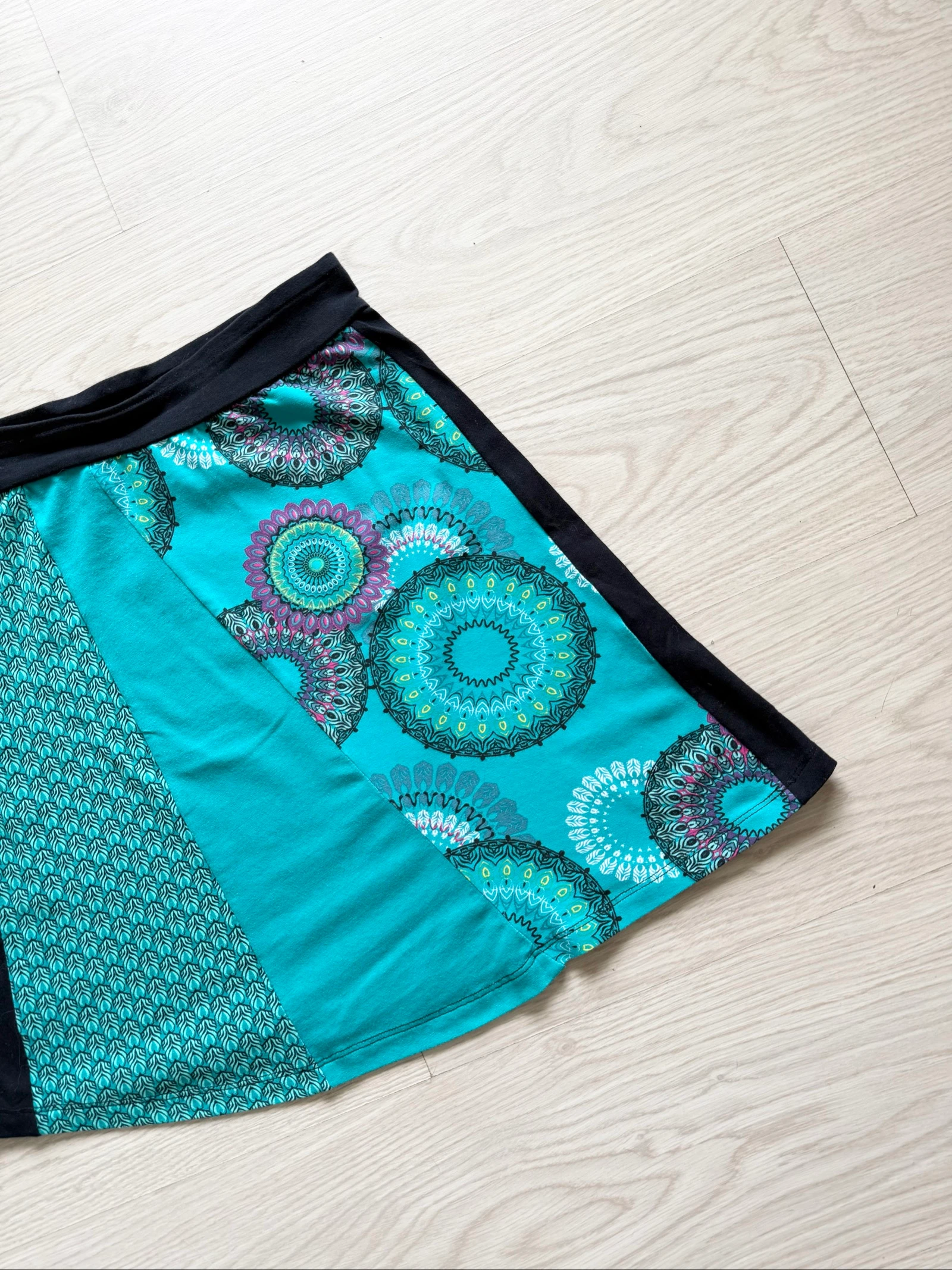 Mini turquoise & zwarte rok met Kéawa-patronen maat 36 S – photo 3